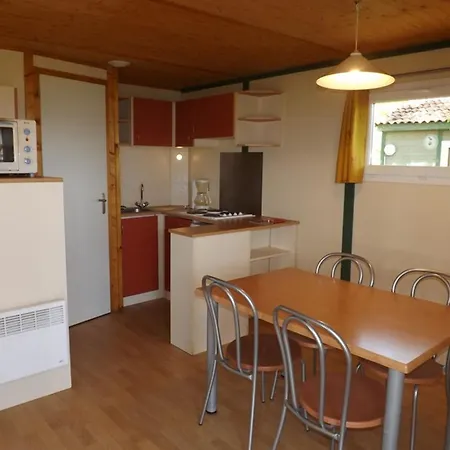 Chalet 4 Pers Avec Piscine Chauffee, Terrasse Et Tv - - Fr-1-742-538 Maurs